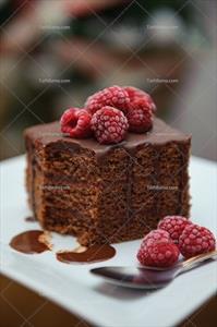 تصویر با کیفیت اسلایس کیک شکلاتی با تمشک